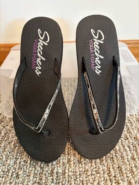 (LIKE NEW) Skechers Women's Black Yoga Foam Beaded Flip Flops — Size 7